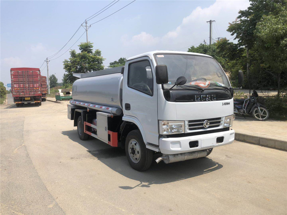 5噸加油車(chē)-東風(fēng)多利卡5噸國(guó)三不上戶(hù)加油車(chē)（內(nèi)藏加油機(jī)）